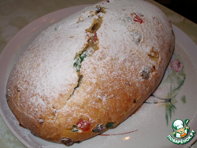 Cake with raisins and candied fruit