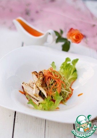 Salad with chicken and zucchini