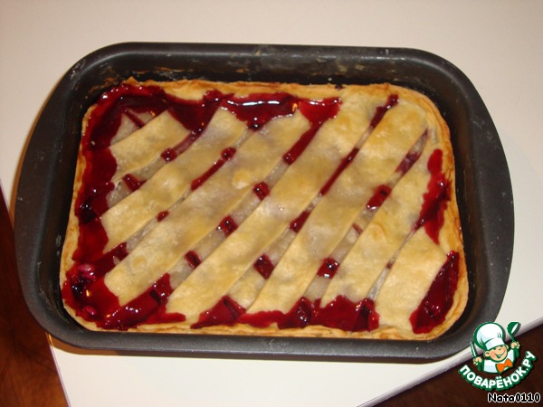 Traditional English cherry pie