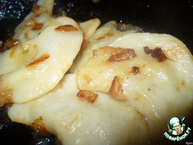 Dumplings with black currant