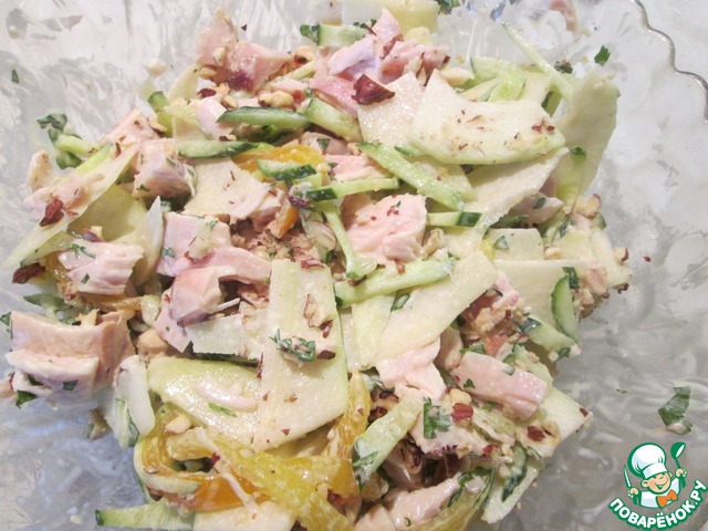 Salad with chicken and pear