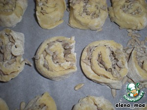 Biscuits-rolls with seeds