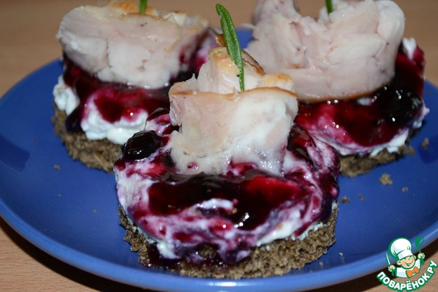 Канапе с черничным джемом