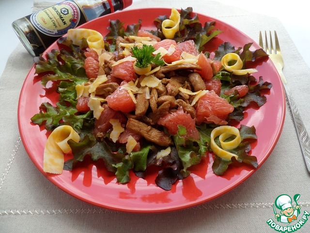 Salad with chicken, grapefruit and cheese