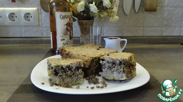 Quick filler pie with minced meat