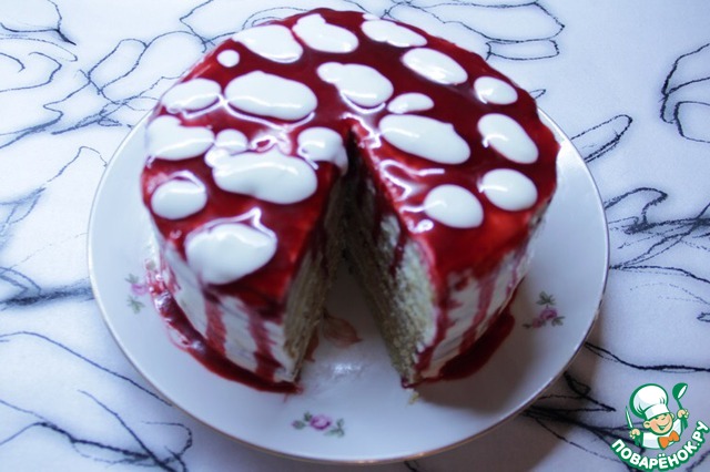 Curd layer cake with raspberry sauce
