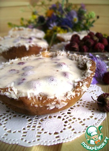 Корзинки с лесной клубникой и муссом