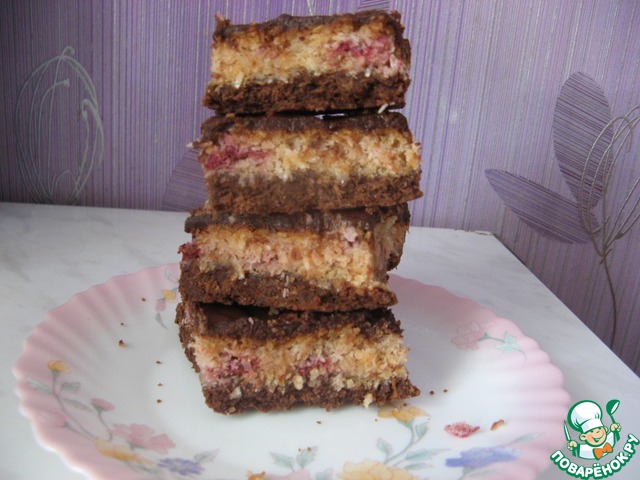 Пирожное с вишней и кокосом