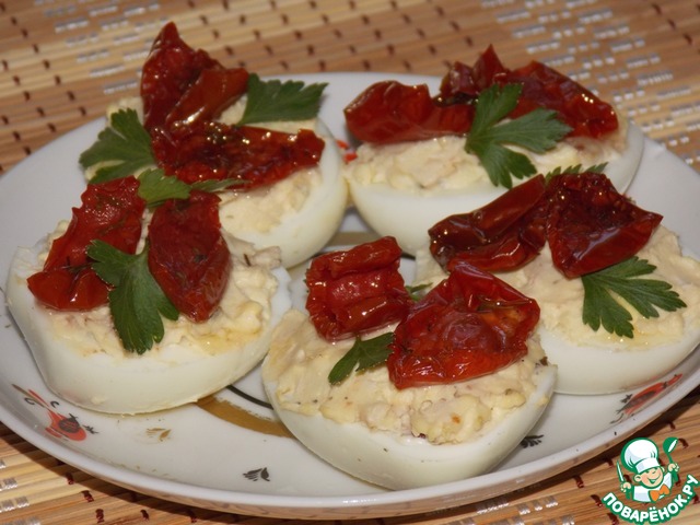 Фаршированные яйца с вялеными томатами