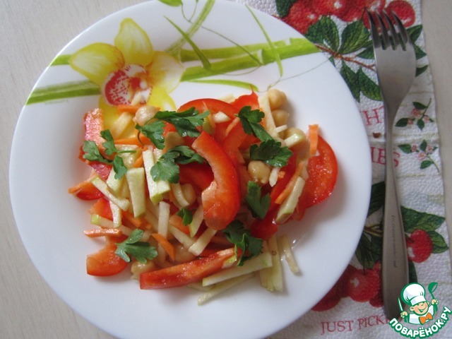 Салат из нута с яблоками и сладким перцем