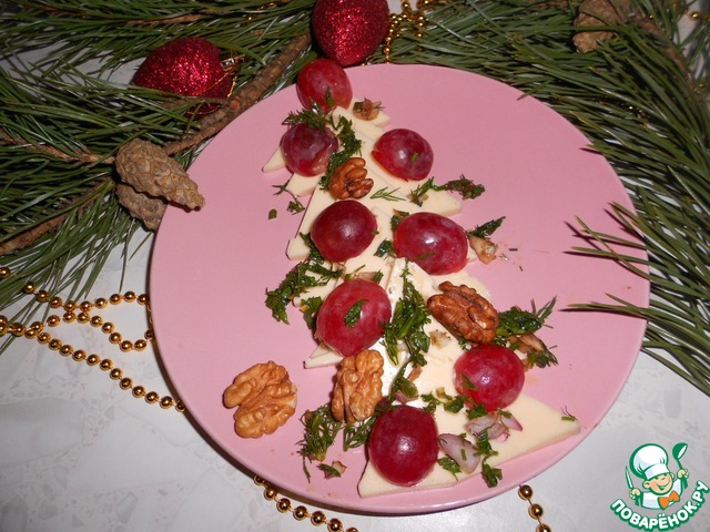 Сырная елочка с виноградом