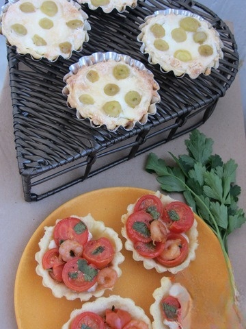 Tartlets with ricotta and various toppings