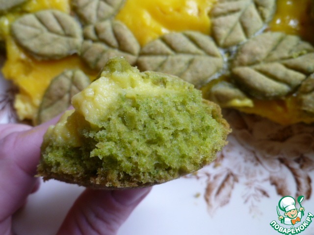Green cake with custard and caramel
