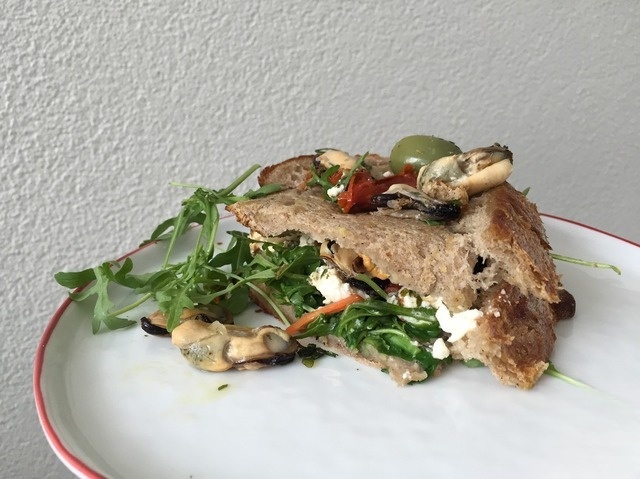 Сэндвич с мидиями, вялеными помидорами и рукколой