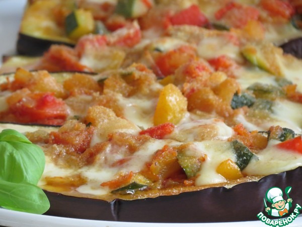 Баклажанные лодочки с овощами и сыром