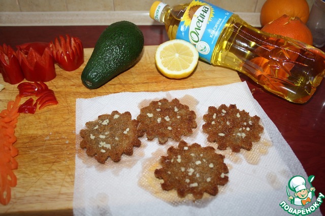 Закуска с перцем и авокадо на чесночных гренках