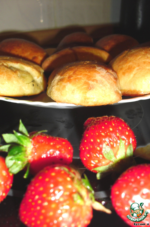 Pies with fruit filling of dough