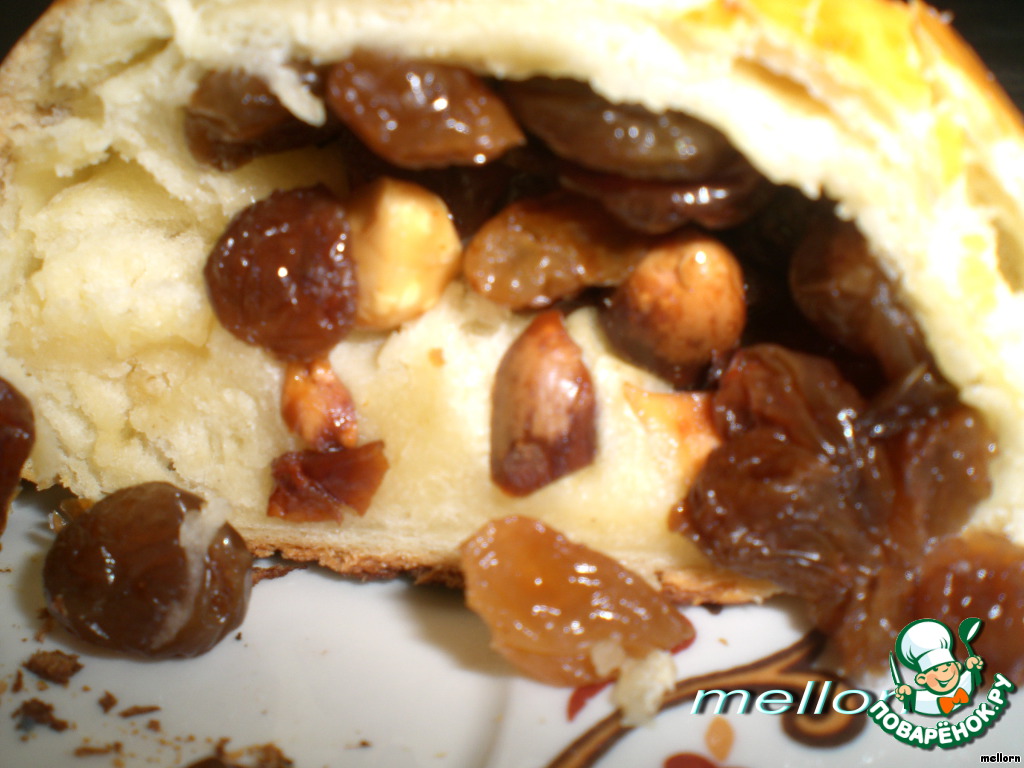 Cakes with raisins and peanuts