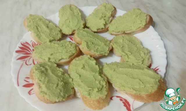 Бутерброды с авокадо и форелью