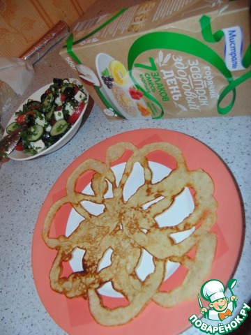 Блинчики с греческим салатом и яйцом