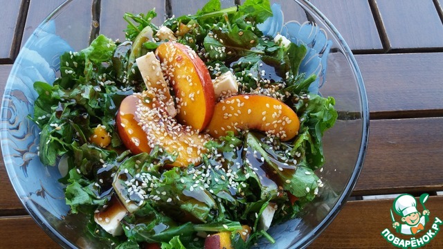 Салат с мятой, персиком и сыром