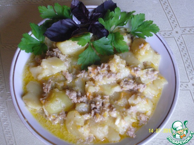 Potatoes with minced meat and melted cheese