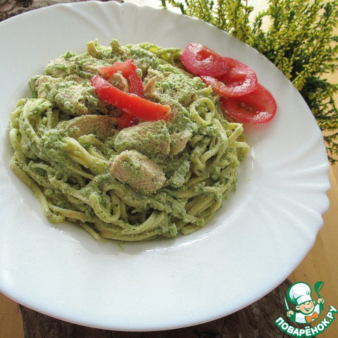 Pasta with chicken and sauce a La Pesto out of broccoli