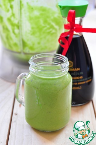 Lean smoothie of avocado, spinach and cucumber