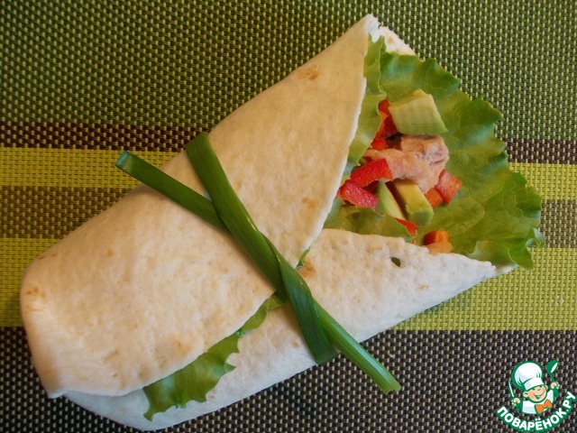 Salad with peppers and avocado in pita bread