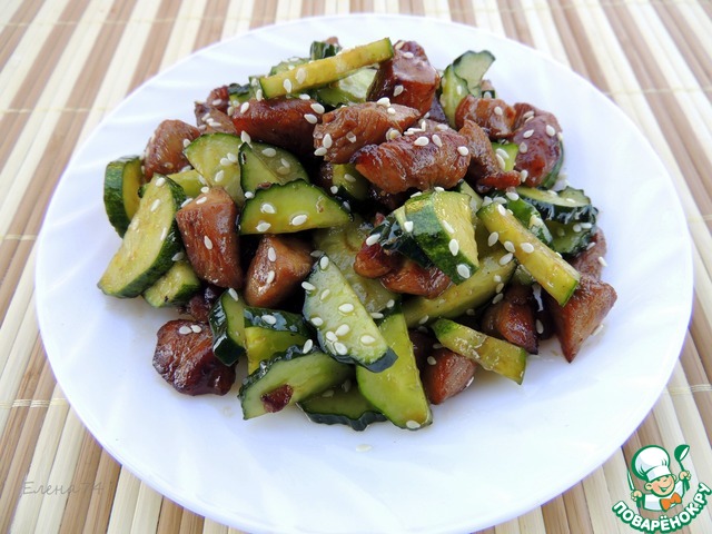Chicken salad, cucumber and sesame seeds