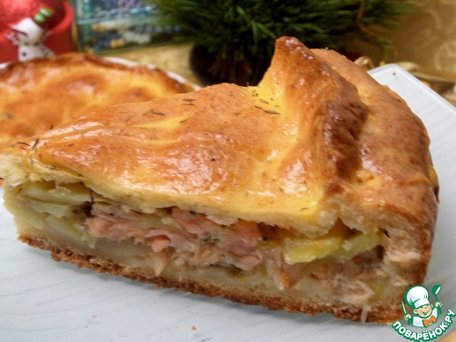 Pie with potatoes and salmon