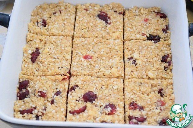 Granola bars with dried cranberries