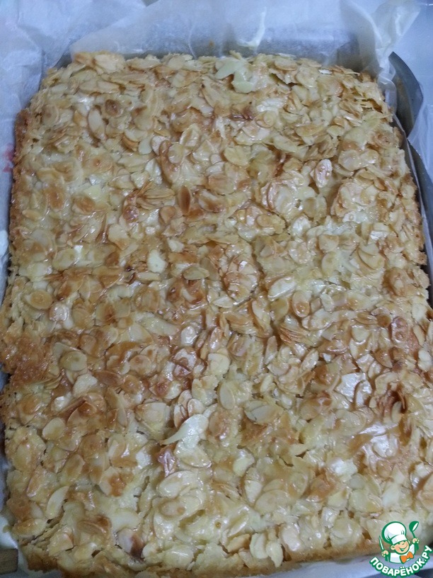 Pie creamy plum a crunchy crust