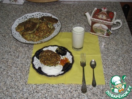 Оладьи из сельдерея, кабачков, феты и чечевицы