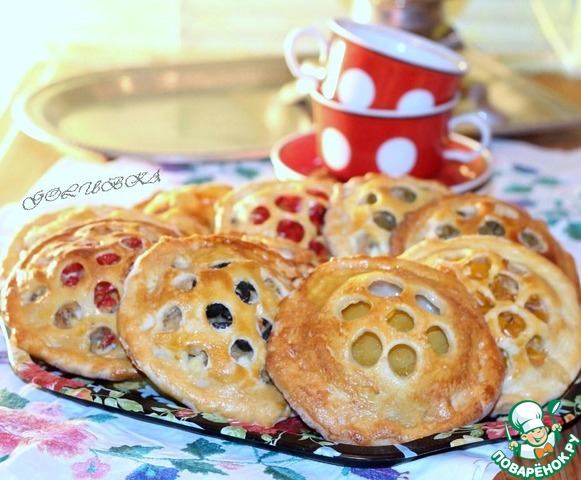 Pies in polka dots on champagne