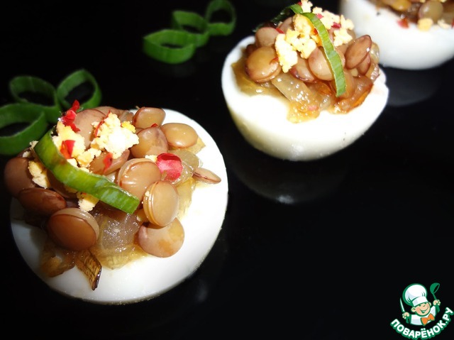 Закуска из яиц и зеленой чечевицы с карамелизированным луком