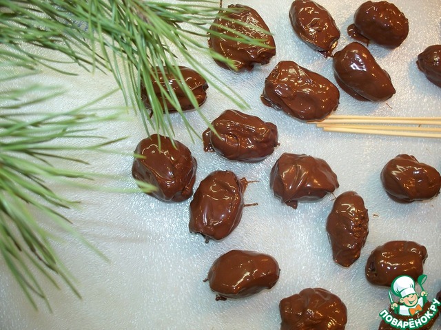 Chocolate dates with almond filling