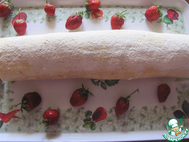 Sponge roll on the proteins with strawberries and cream