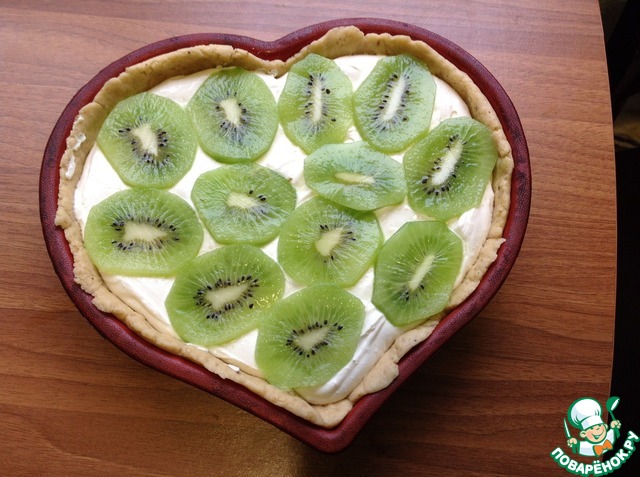 Walnut tart with kiwi