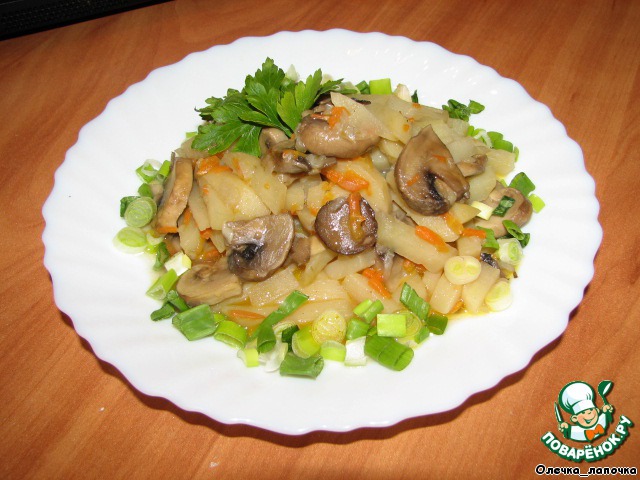 Potatoes stewed with mushrooms