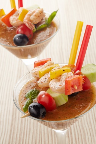 Гаспачо с шашлычком из креветок