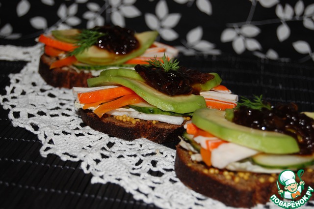 Сэндвичи с авокадо и крабовыми палочками