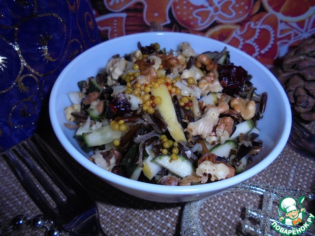 Салат с рисом, огурцами и яблоками