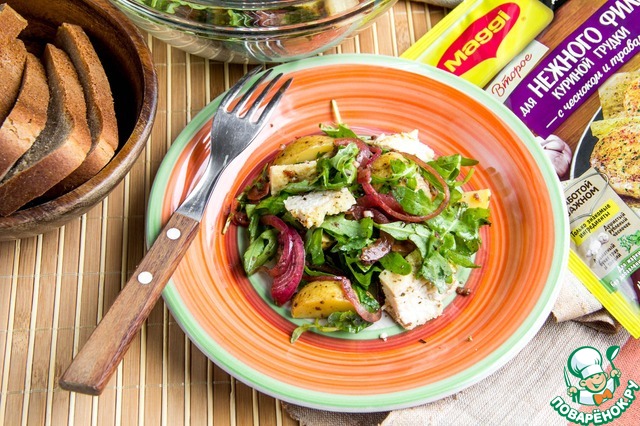Salad with chicken and pickled onions