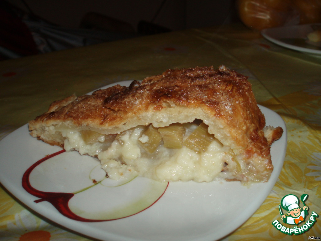 Strudel with vanilla cream and rhubarb