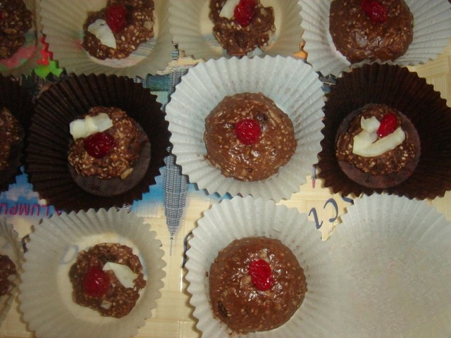 Walnut-chocolate chip cookies without baking