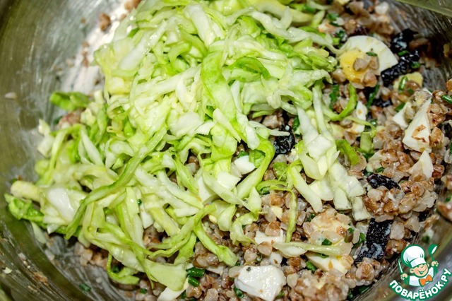Салат с гречкой, капустой и черносливом