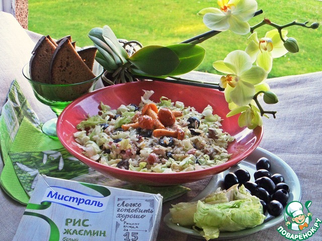 Salad with mushrooms and chicken