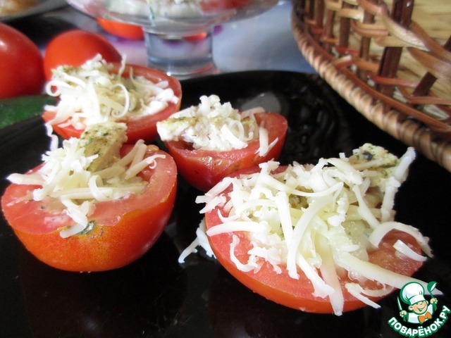Помидорные лодочки с курицей в сыре