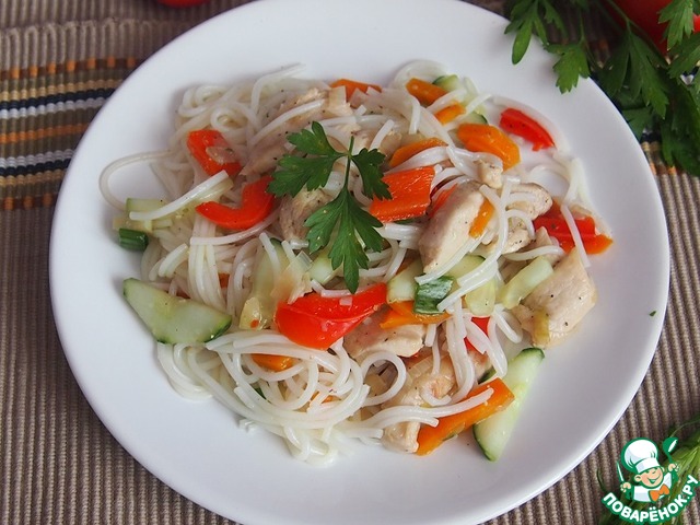 Cellophane with vegetables and chicken